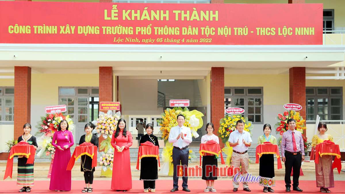 Công trình xây dựng Trường phổ thông DTNT - THCS Lộc Ninh là một trong những công trình chào mừng kỷ niệm 50 năm Ngày giải phóng Lộc Ninh vừa được khánh khánh
