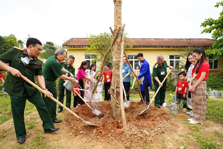 5 hậu duệ của cây Kơ nia Tổ 1200 tuổi được Tập đoàn Trường Tươi dâng tặng cho Khu di tích lịch sử Quốc gia Đền Hùng