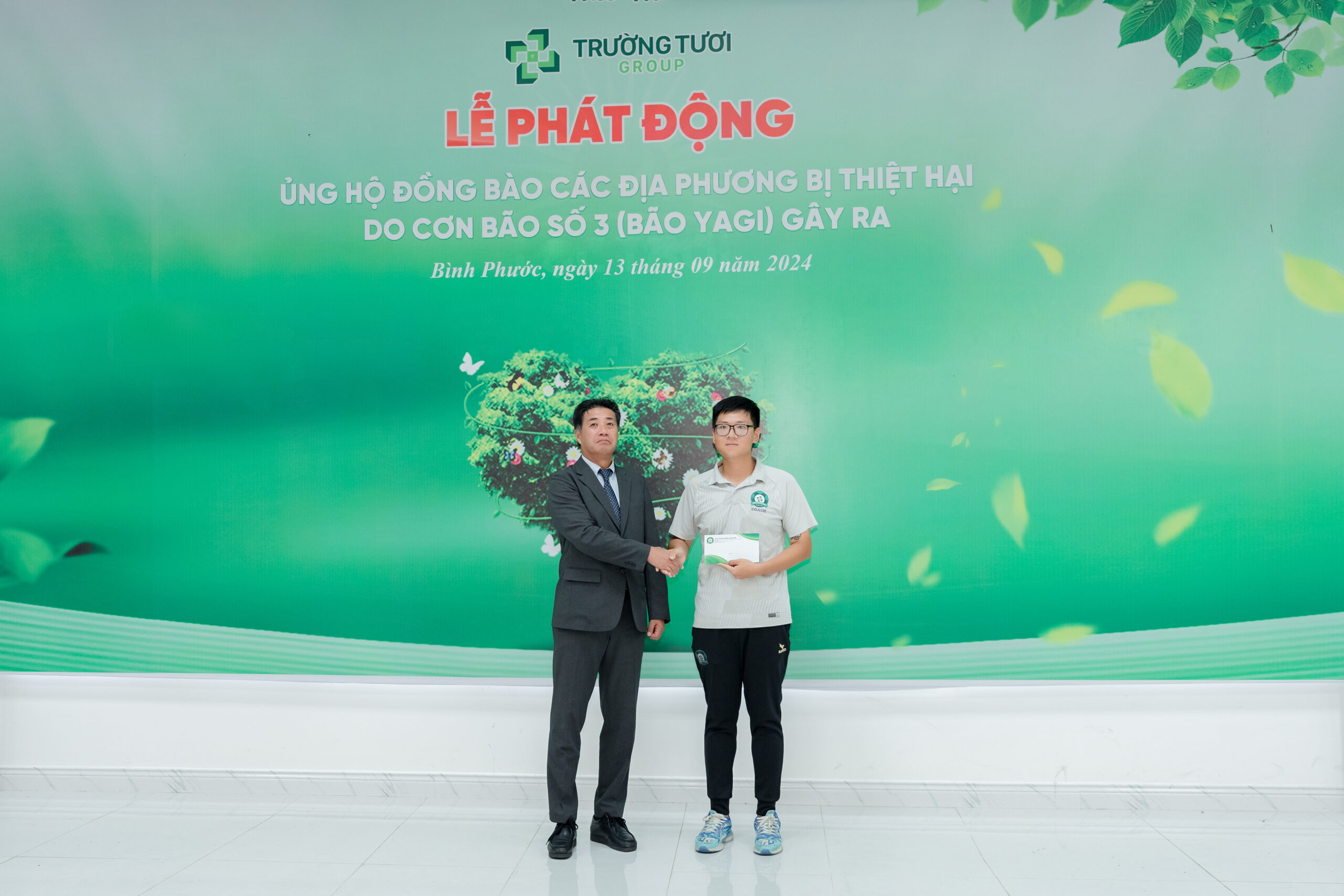 Ông Adachi - CEO CLB Bóng Đá Trường Tươi Bình Phước trao hỗ trợ cho nhân viên Tập đoàn